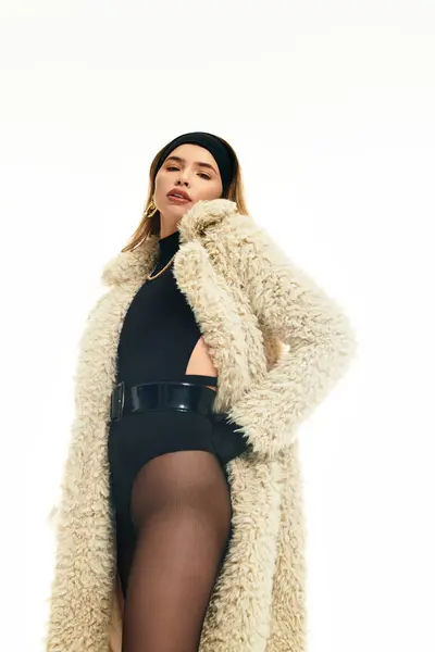 A young woman displays her unique style while exuding confidence in chic clothing. — Stock Photo