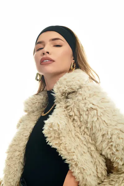 Fashion forward young woman showcases her stylish outfit and captivating look with confidence — Stock Photo
