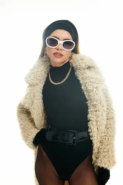 Mujer elegante muestra un estilo único con un abrigo de piel y accesorios de moda en la elegancia. - foto de stock