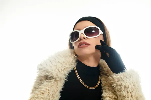 Confiante jeune femme met en valeur son style unique avec des accessoires frappants et pose. — Photo de stock