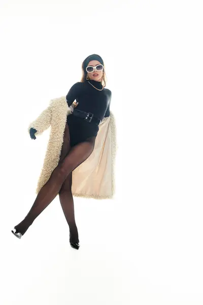 Jovem mulher exala elegância em um conjunto preto na moda enquanto mostra seu toque elegante. — Fotografia de Stock