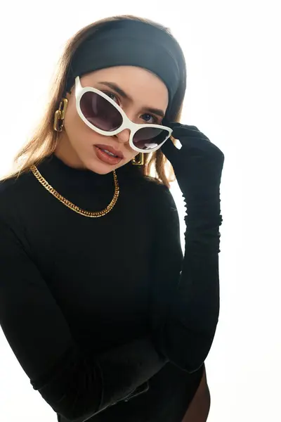 A beautiful young woman showcases her style with fashionable accessories and a confident pose. — Stock Photo