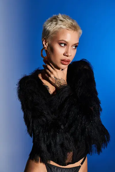 Mujer joven y de moda muestra su belleza mientras golpea una pose cautivadora con elegancia. - foto de stock