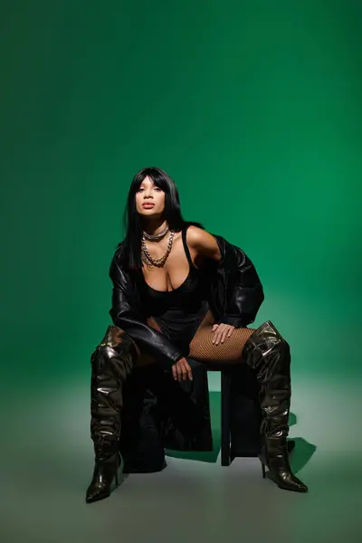 Uma mulher confiante irradia elegância em sua roupa impressionante, texturizada e vibrante. — Fotografia de Stock