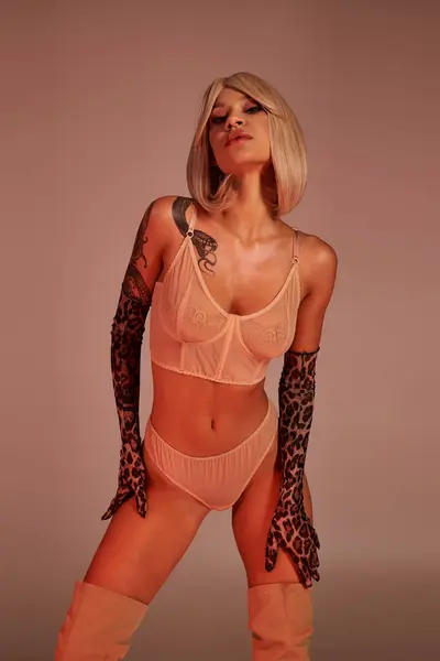 Confident young woman flaunts a unique fashion ensemble, radiating artistic beauty. — Stock Photo