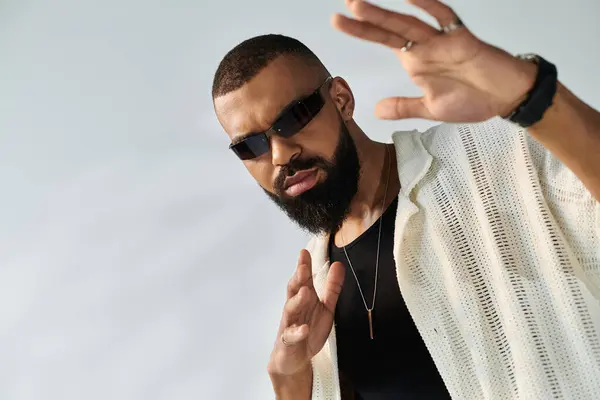 Handsome man exudes charisma while displaying a trendy outfit with a bold attitude. — Stock Photo