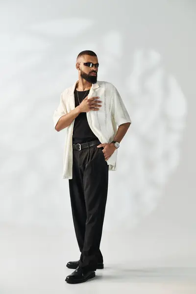 Красивий чоловік моделює стильну моду в сучасній обстановці. — Stock Photo