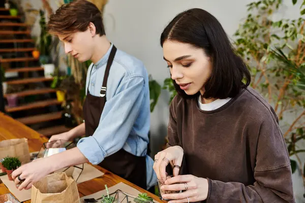 Couple aimant explorer leur créativité dans un studio d'art dynamique. — Photo de stock