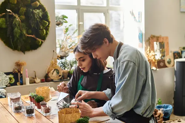 Young couple create unique art pieces together in an inspiring studio. — Stock Photo