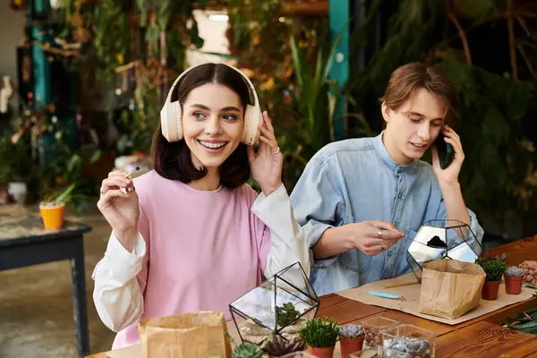 Creative couple create amid vibrant plants and materials, boosting their inspiration. — Stock Photo