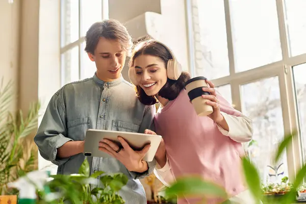 Creative couple engage joyfully, sharing ideas and inspiration while exploring their creative projects. — Stock Photo
