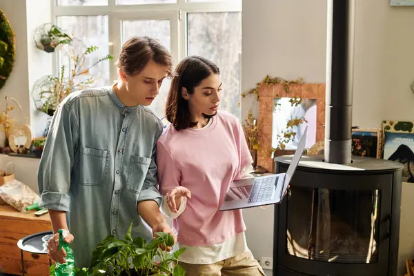 Two young artists explore fresh ideas in a vibrant, inspiring art studio. — Stock Photo
