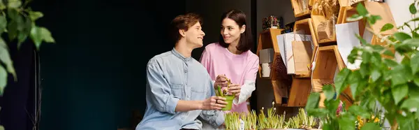 Любящие пары участвуют в творческой дискуссии, работая с художественными материалами в оживленной студии. — стоковое фото
