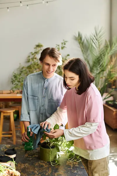 Kreatives Paar arbeitet an einem Projekt, pflegt Pflanzen und teilt Inspiration. — Stockfoto