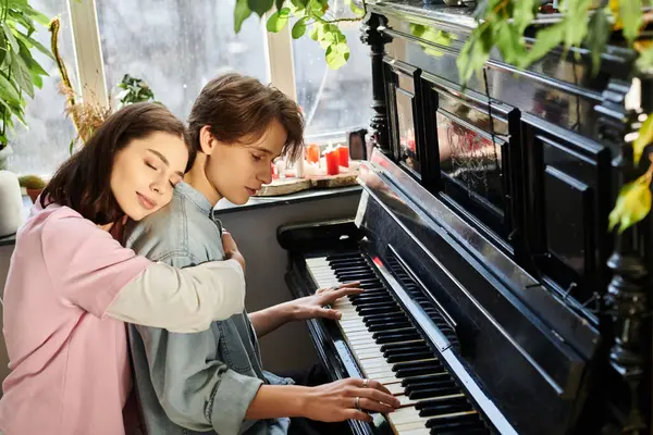In un vivace studio d'arte, i giovani si legano alla musica in mezzo al verde e all'ispirazione. — Foto stock