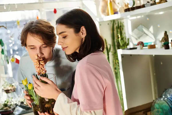 Two art lovers collaborate to creatively arrange flowers in a bright, inspiring studio. — Stock Photo