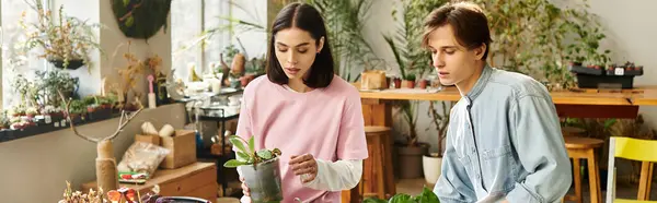 Les jeunes couples élèvent des plantes dans un cadre naturel animé et pratique. — Photo de stock