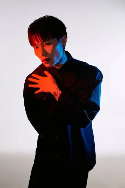 Charismatic young man displays unique style and confident demeanor in an artistic setting — Stock Photo
