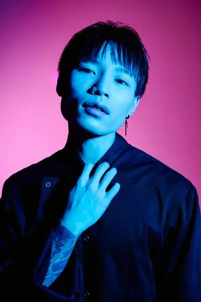 Confident young man showcases his unique style in a striking colorful setting, radiating charisma. — Stock Photo