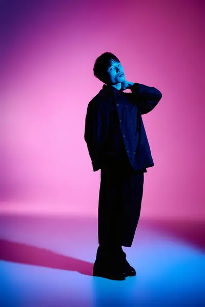 Un jeune homme asiatique modélise la mode moderne sur fond rose et bleu vif. — Stock Photo