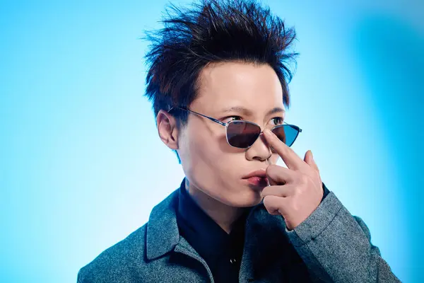 Confident Asian man with sunglasses, exuding modern style and charisma. — Stock Photo