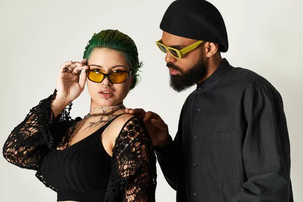 Diversi giovani coppie posa con fiducia in occhiali da sole alla moda, trasudando moda. — Foto stock