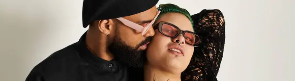 Um casal elegante mostra seu estilo vibrante com óculos de sol enquanto impressiona poses dentro de casa, banner — Fotografia de Stock
