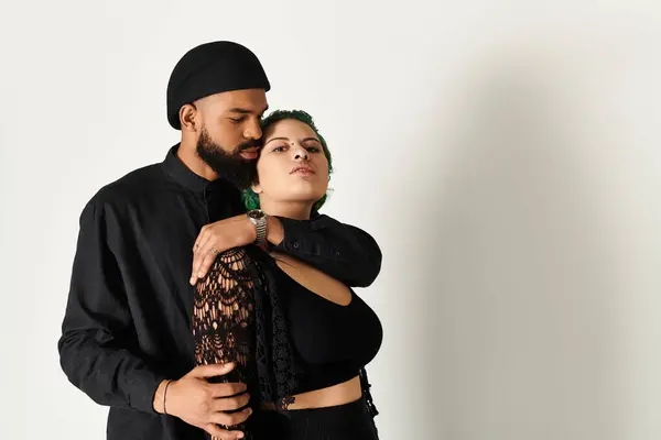 Um jovem casal multicultural posa confiantemente em roupas elegantes, exalando amor. — Fotografia de Stock