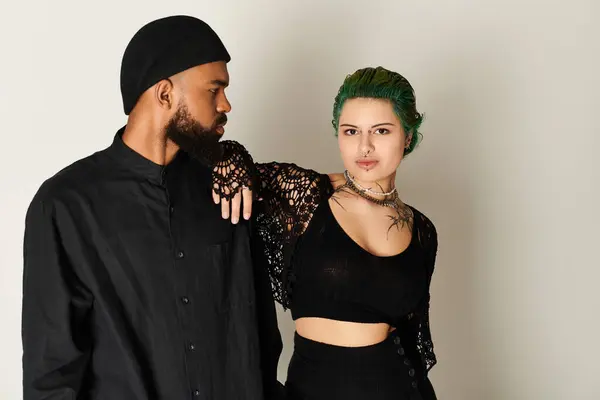 A vibrant young couple expresses their unique style with fashionable outfits. — Stock Photo