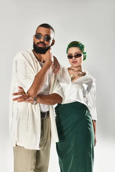 Una giovane coppia mostra il suo senso creativo della moda in uno studio alla moda, mettendo in evidenza la diversità. — Foto stock