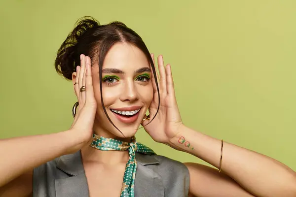 Une charmante jeune femme affiche son côté ludique avec un maquillage lumineux et un sourire radieux. — Photo de stock