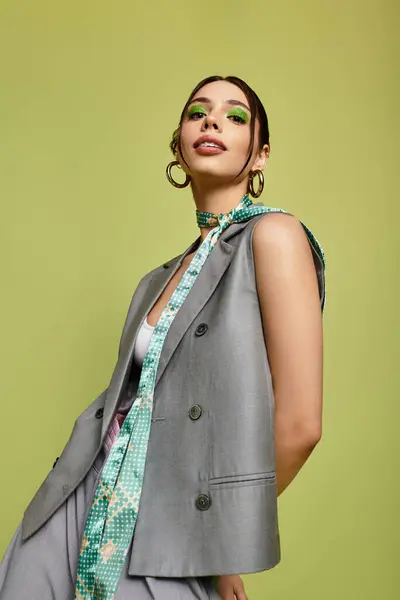 Uma jovem exibe seu senso de moda com maquiagem impressionante e uma roupa chique e elegante. — Fotografia de Stock