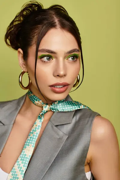 Mujer joven cautiva con su traje de moda y maquillaje llamativo, irradiando confianza y belleza. — Stock Photo