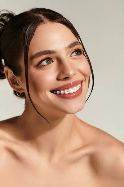 Eine junge Frau strahlt Freude und Zuversicht aus, ihre Zahnspange verleiht ihrem Lächeln zusätzlichen Charme. — Stockfoto