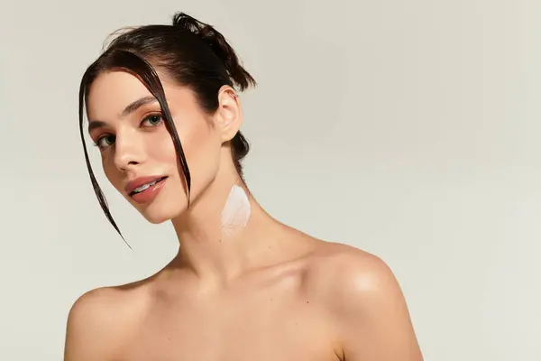 Young woman displays her radiant skin while following a skincare ritual in a tranquil setting. — Stock Photo