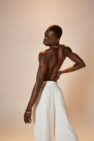 Ein junger afroamerikanischer Mann modelliert ein auffälliges Outfit, das Selbstvertrauen und dynamische Energie ausstrahlt. — Stockfoto