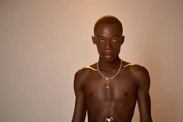 Un giovane afroamericano mette in mostra il suo stile alla moda in un'atmosfera artistica e vibrante. — Foto stock