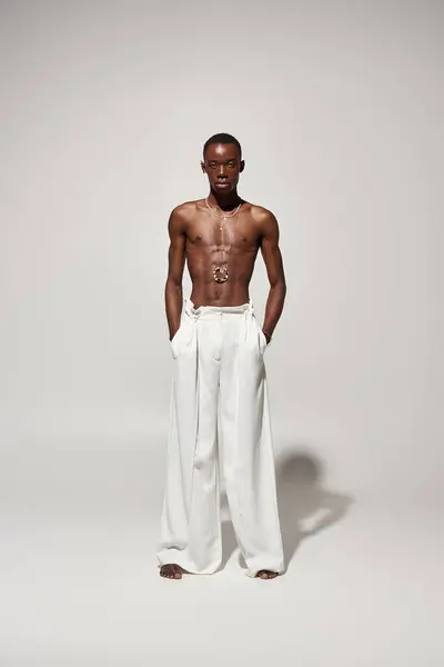 Modèle captivant présente une tenue vibrante dans un environnement propre et minimaliste avec des visuels forts. — Photo de stock