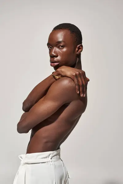 Confident young African American man poses stylishly in elegant attire. — Stock Photo