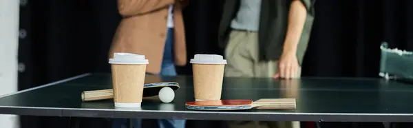Colleagues unwind with coffee and table tennis while sharing ideas in a relaxed setting. — Stock Photo