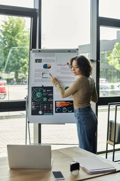 Un profesional dedicado comparte apasionadamente imágenes de datos e involucra a sus colegas en la discusión. - foto de stock