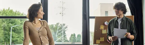 Zwei Kollegen tauschen sich in einem gemütlichen Büro aus, fördern Teamwork und Konzentration. — Stockfoto