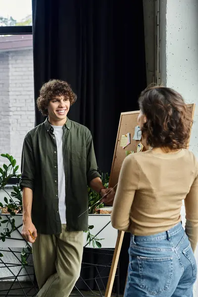 Two colleagues engage in dynamic discussion and brainstorming while collaborating on projects — Stock Photo