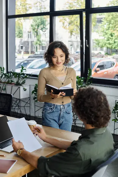 Colleagues share ideas in a bright, modern office that fosters teamwork and creativity. — Stock Photo
