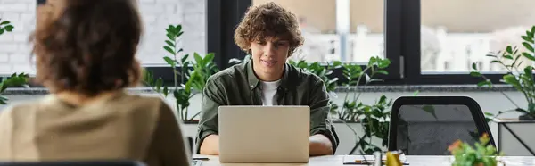 Zwei Fachleute unterhalten sich bei der Arbeit in einem lebhaften Büro voller Grün. — Stockfoto