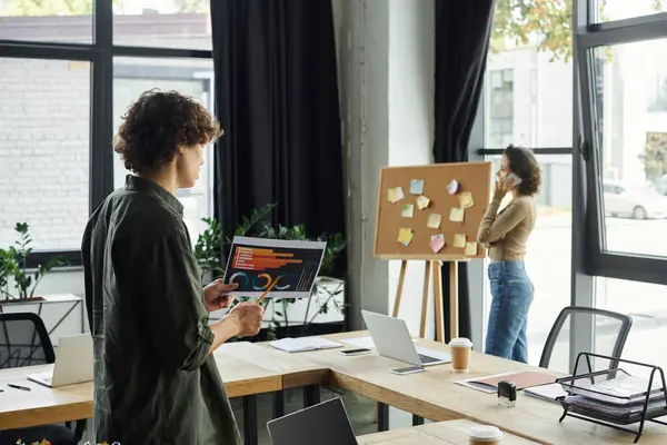 Two professionals brainstorm ideas and strategies in an inspiring office. — Stock Photo