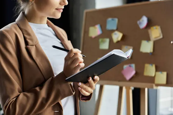 Individuelle Notizen im professionellen Rahmen, umgeben von farbenfrohen Erinnerungen und Aufgaben. — Stockfoto