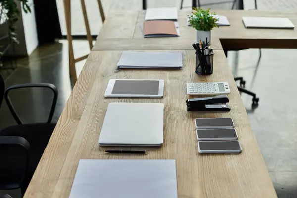 Spazi di lavoro ben organizzati che fondono tecnologia e organizzazione in un ambiente di ufficio pulito. — Foto stock