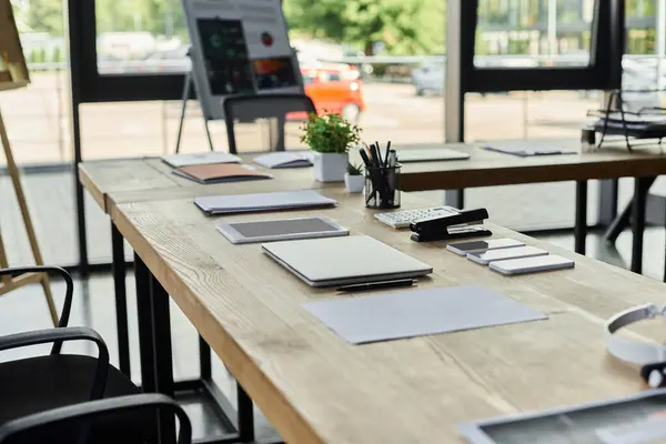 Un espacio de oficina bien organizado con artilugios elegantes, papelería y una estética minimalista. - foto de stock