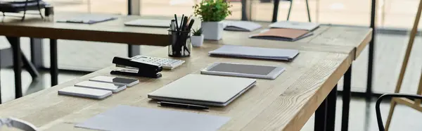 Elegante scrivania con cancelleria e dispositivi, creando un'atmosfera vibrante per messa a fuoco e creatività. — Foto stock